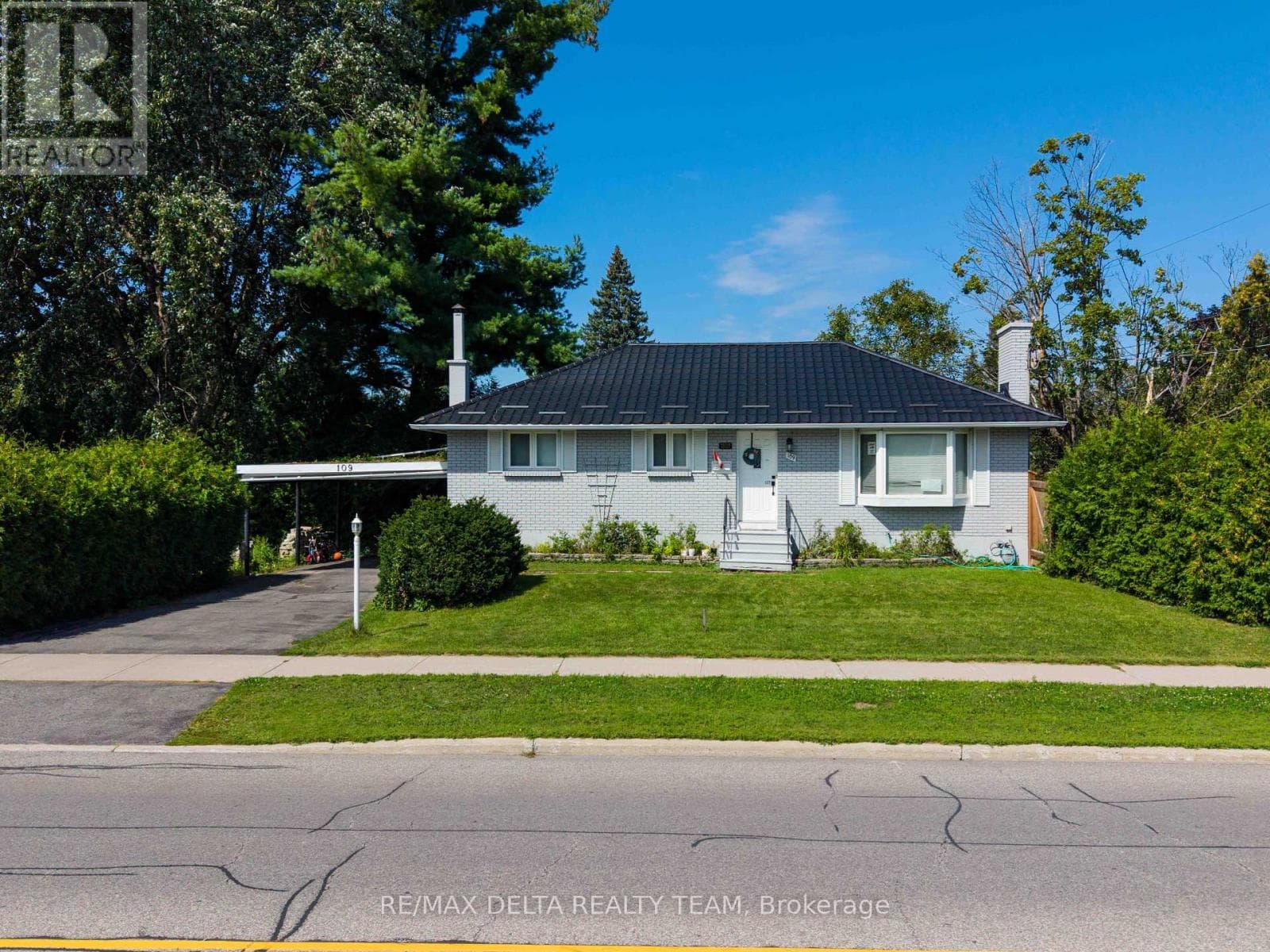 109 Meadowlands Drive W
