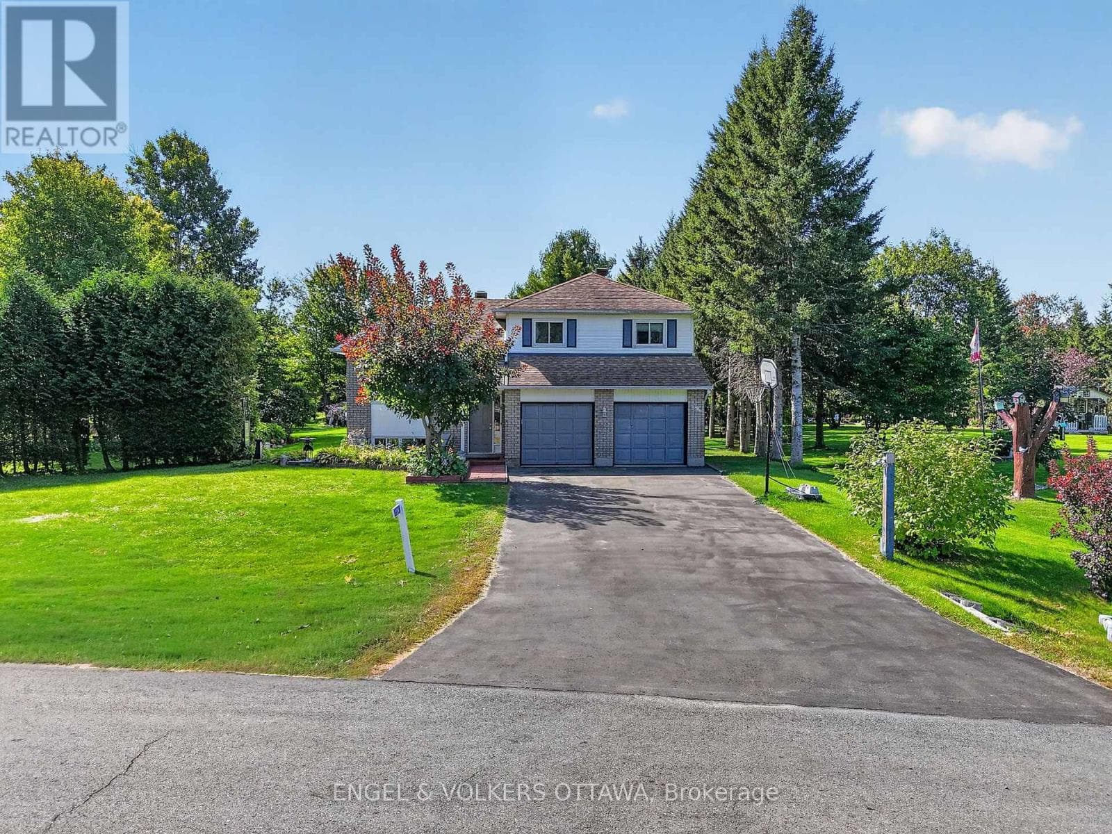 1124 Des Pommiers Street