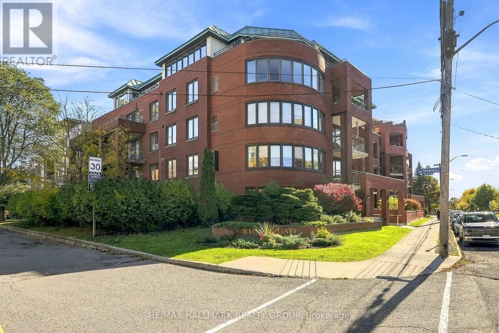 401 - 959 North River Road