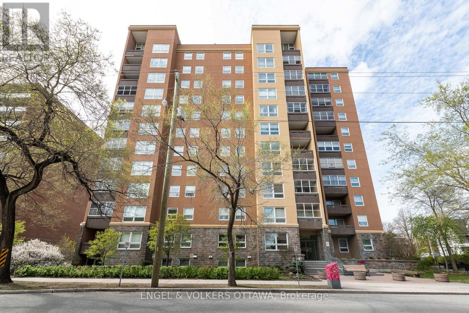 906 - 373 Laurier Avenue E