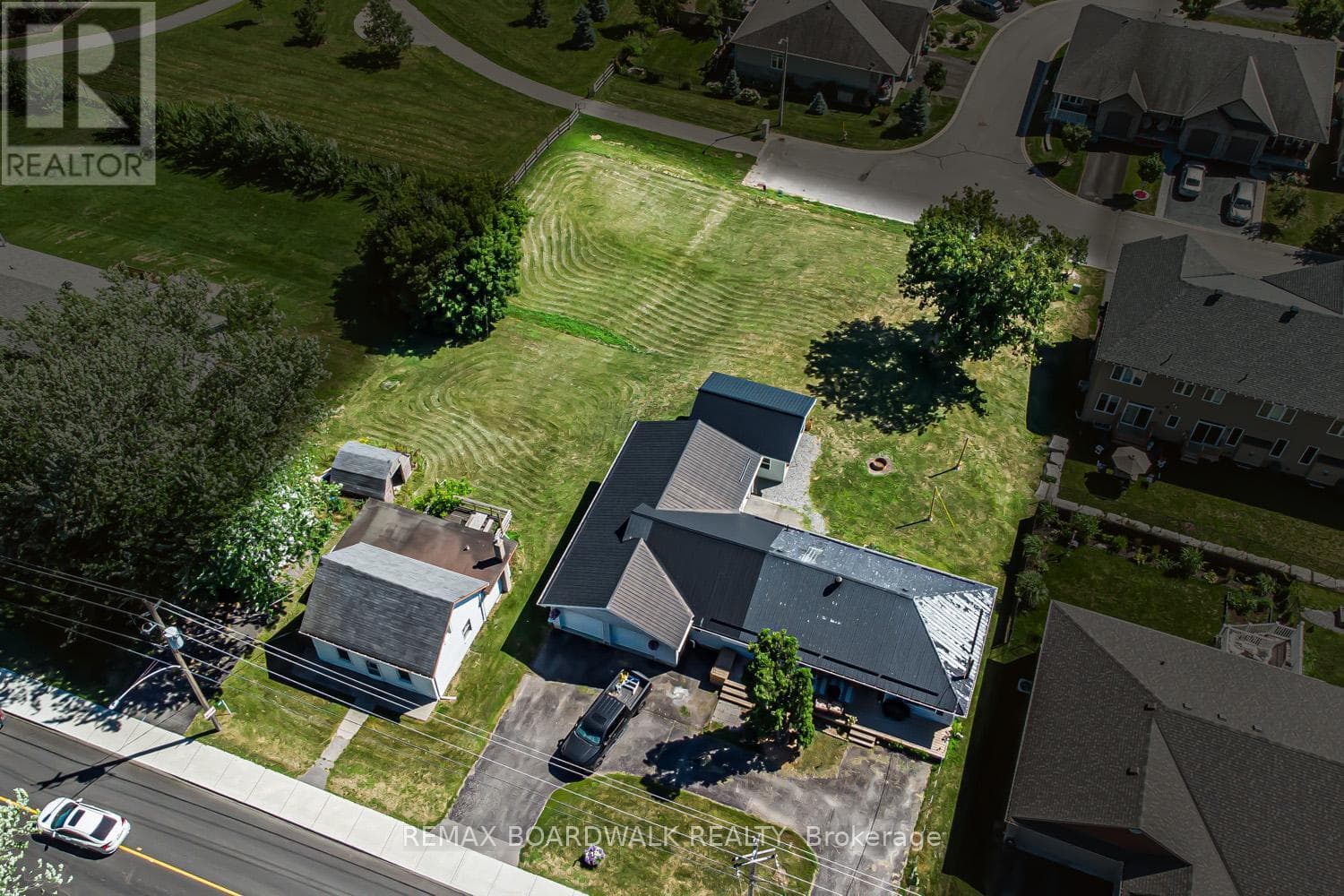 303-307 Donald B Munro Drive