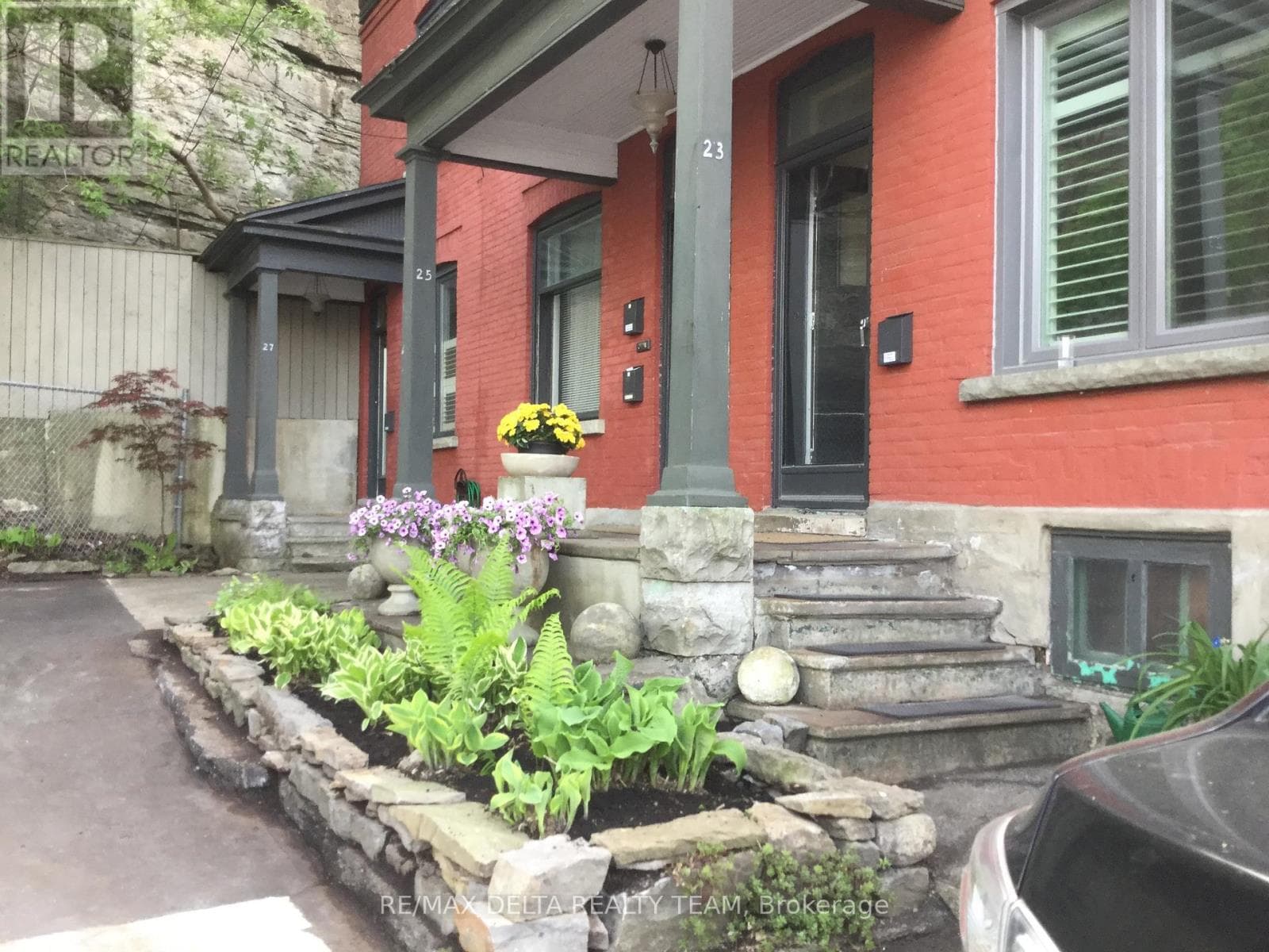 27 Perkins Street