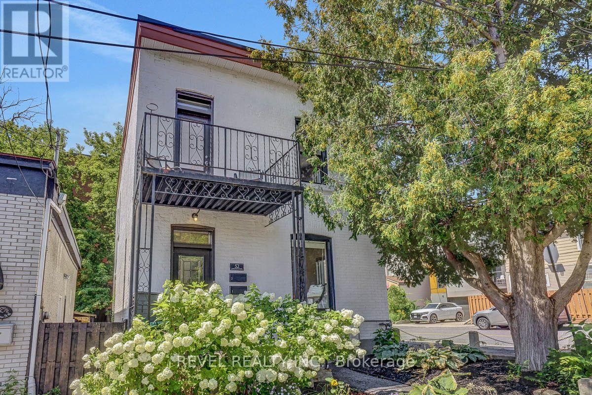 52 Lebreton Street N