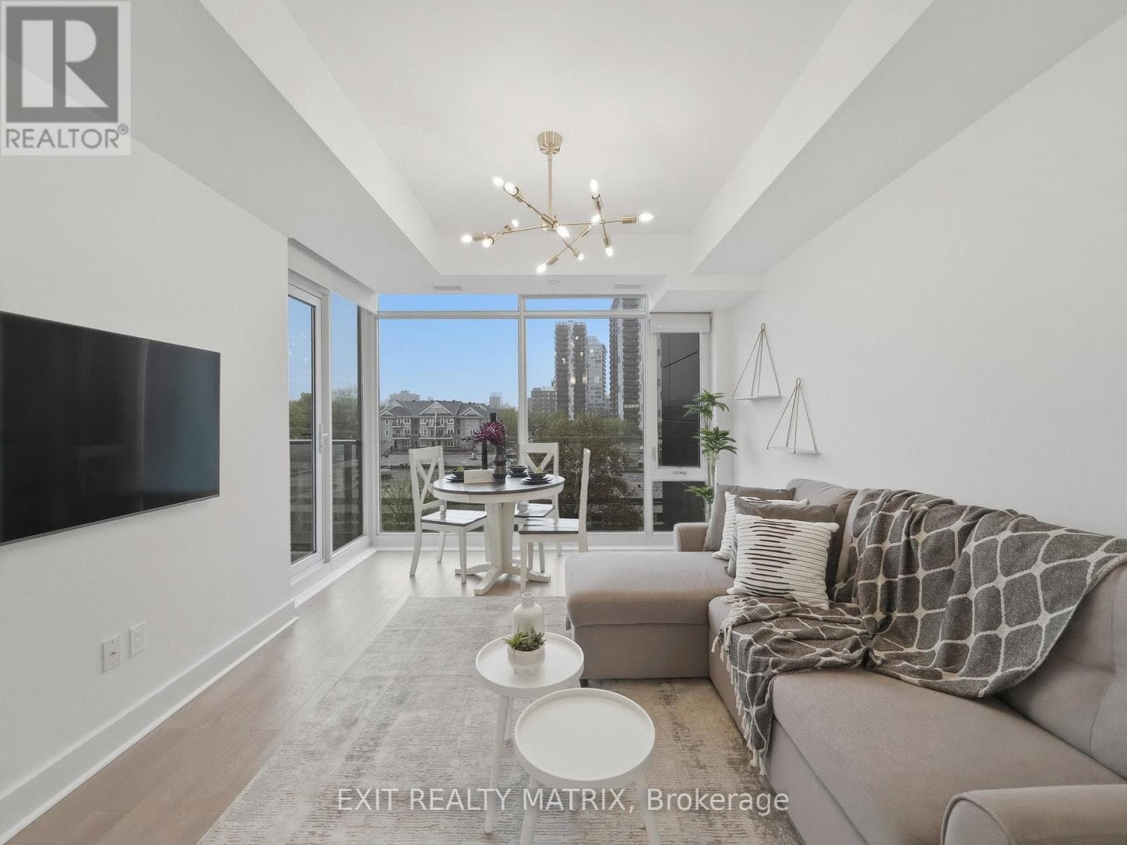 513 - 255 Bay Street
