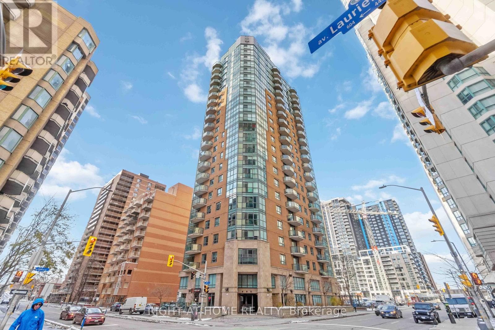 701 - 445 Laurier Avenue W