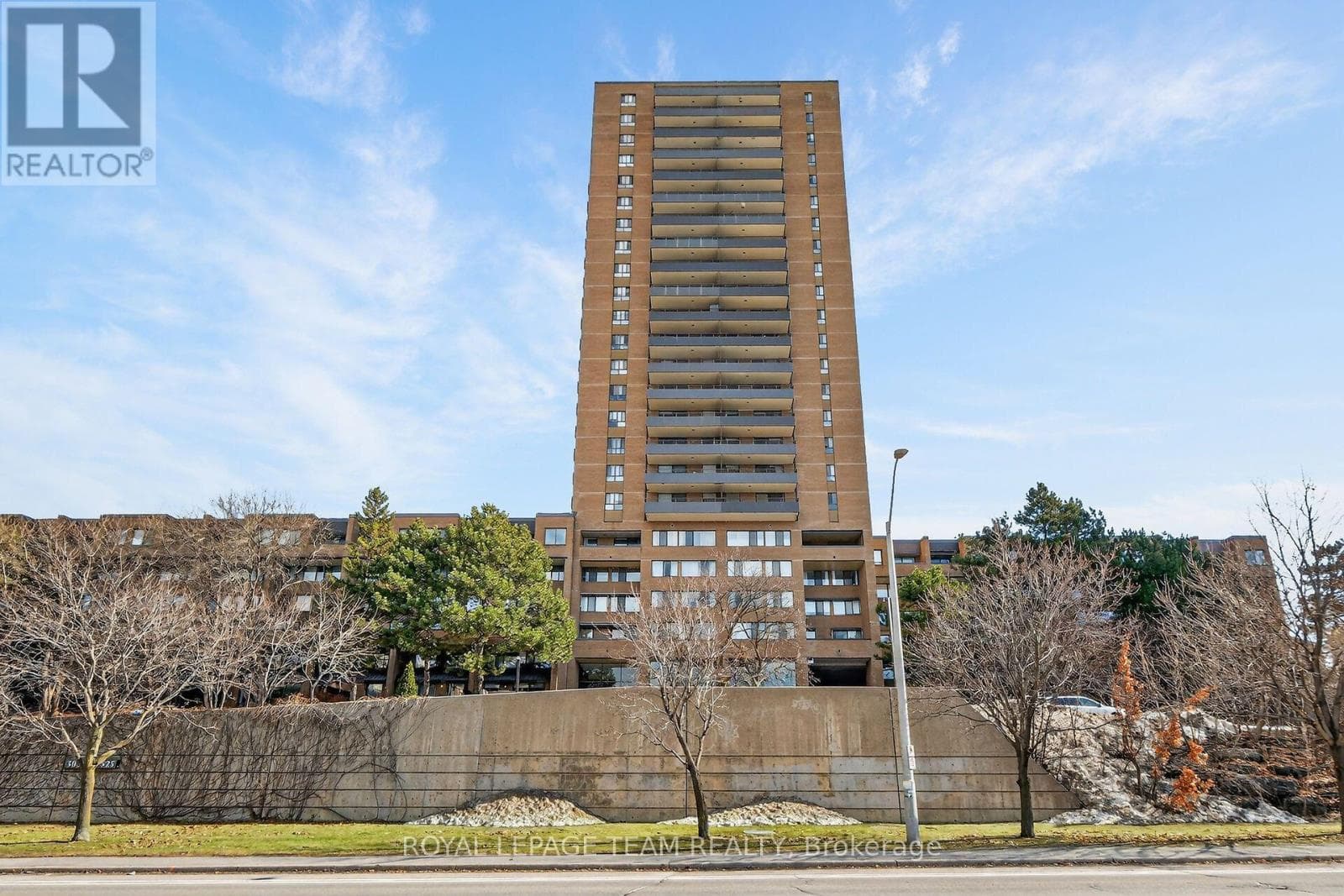 1809 - 515 St Laurent Boulevard