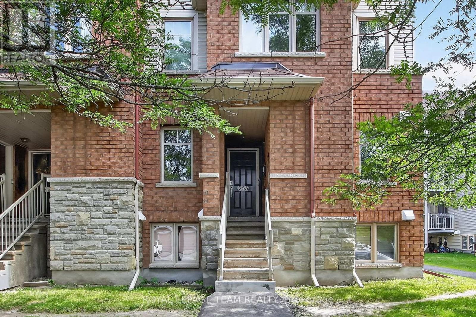 255 Deercroft Avenue